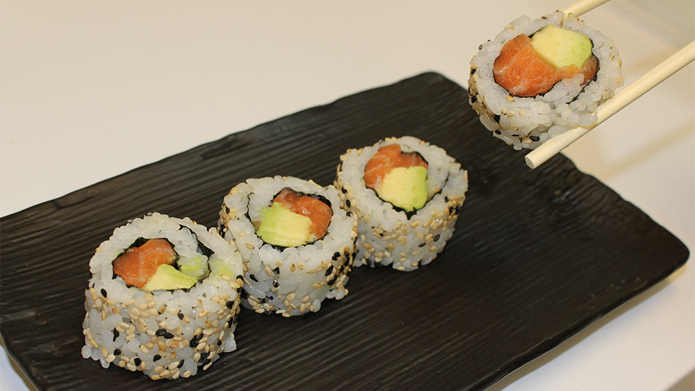 sushi salmon avocado uramakil