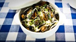 Mussel Linguine with garlic and pasta